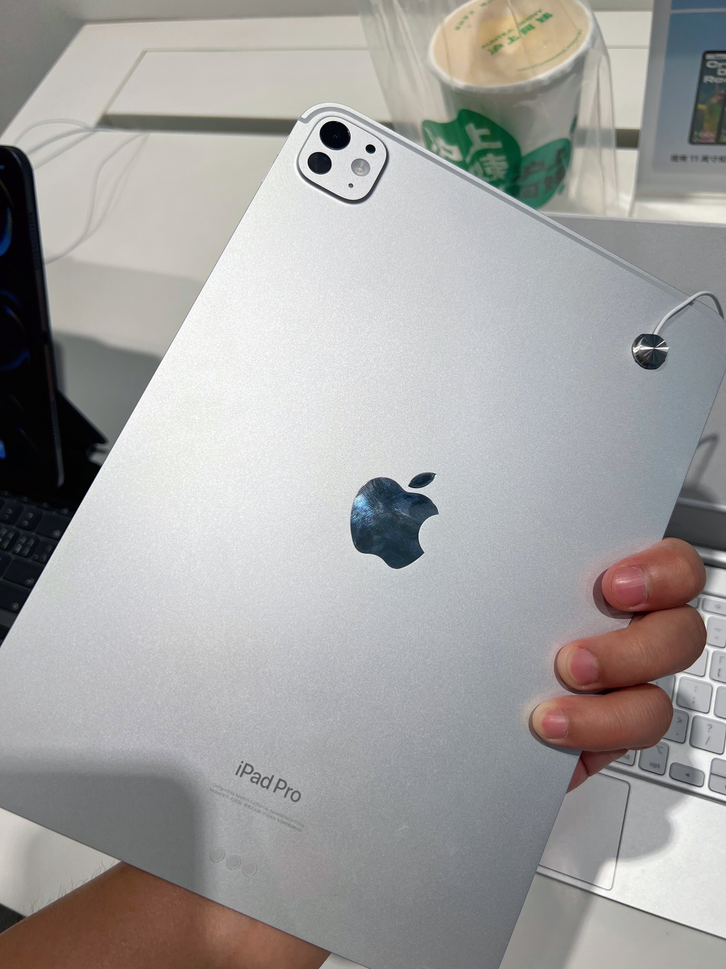 刚摸了新款iPad Pro，真薄啊[跪了]我觉得完全不用这么薄，把电池加大点更好