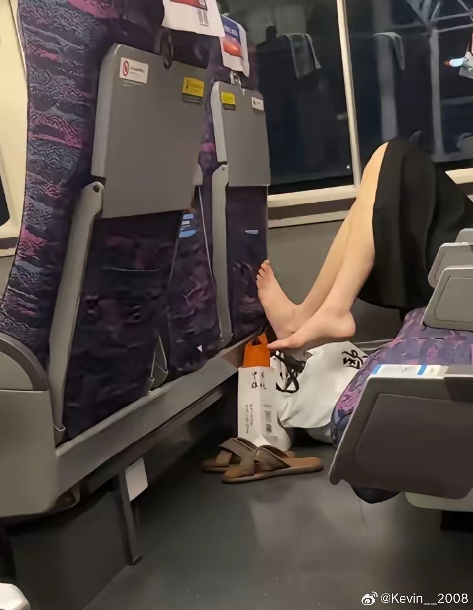 晚上坐高铁又碰到这种女的为什么喜欢光着脚？太没素质了 