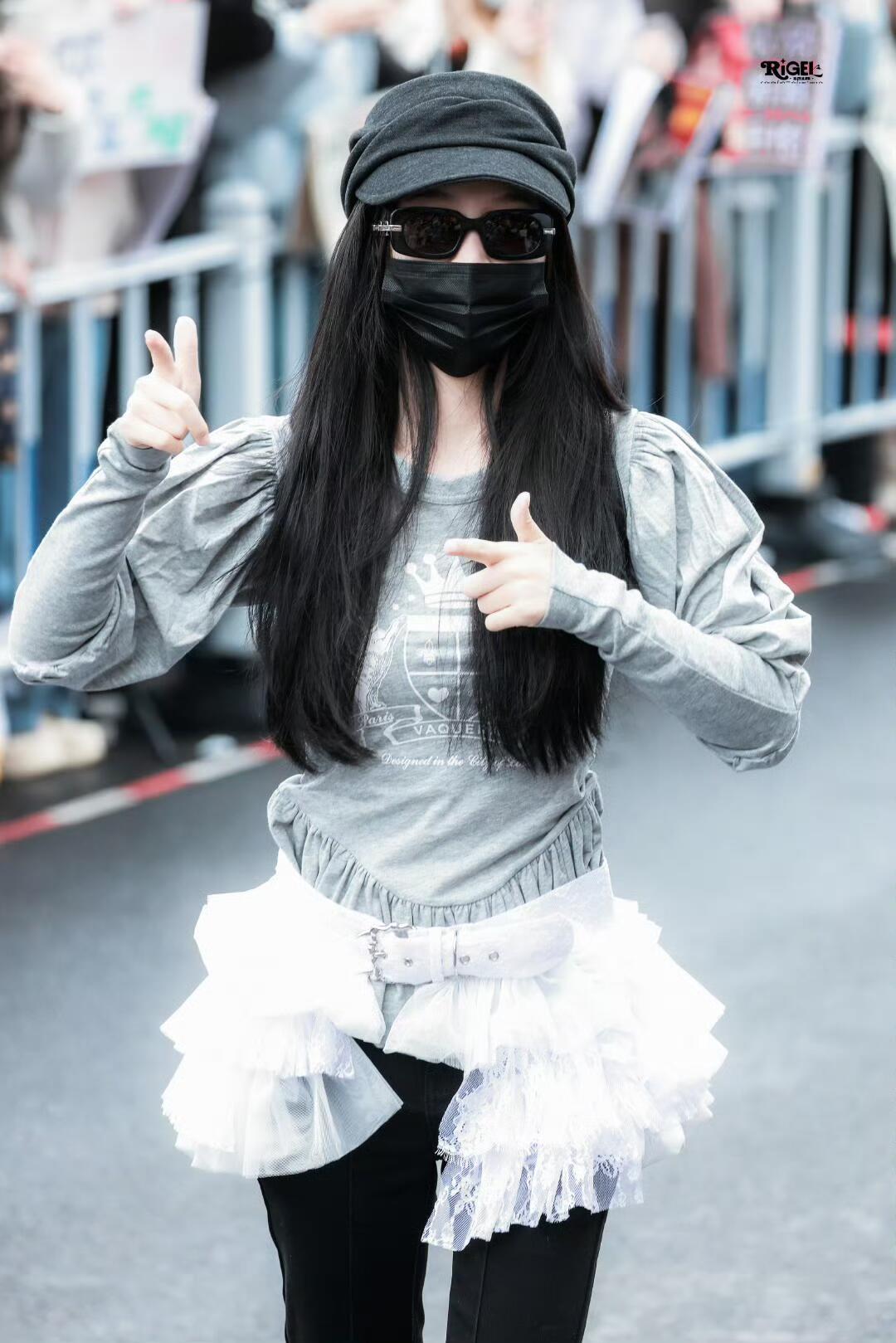 虞书欣云初令上班路透，反差混搭甜酷少女 