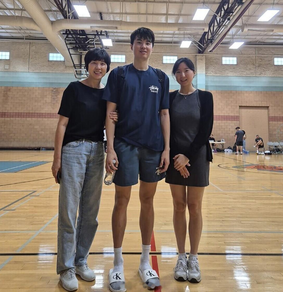 亚运会[超话] 李贤重母子，成为韩国体育历史上第一对在亚运同一项目都拿下金牌的组