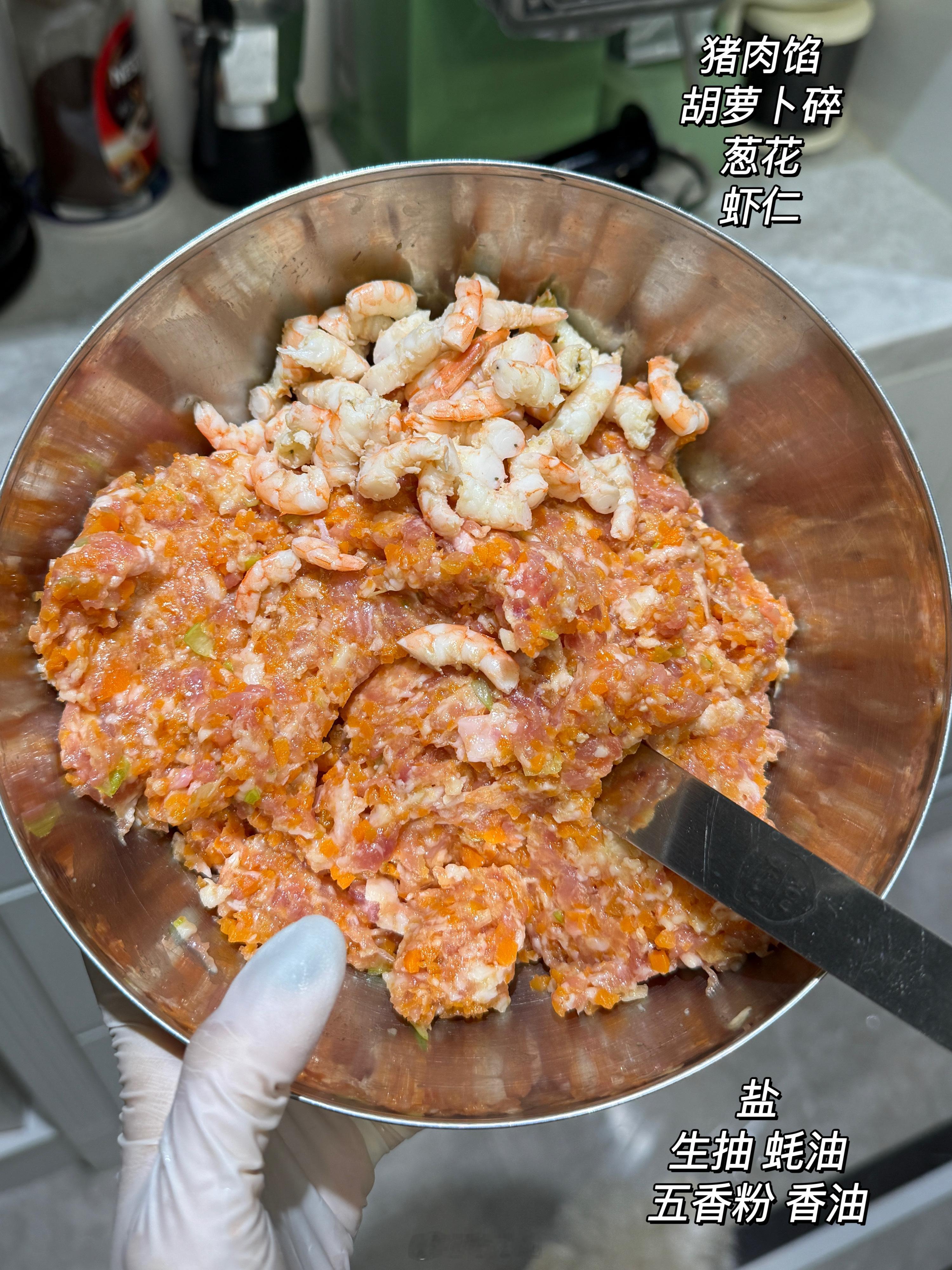 劳动节假期第一天，一早起来劳动了，包了两屉胡萝卜虾仁饺子🥟 ​​​