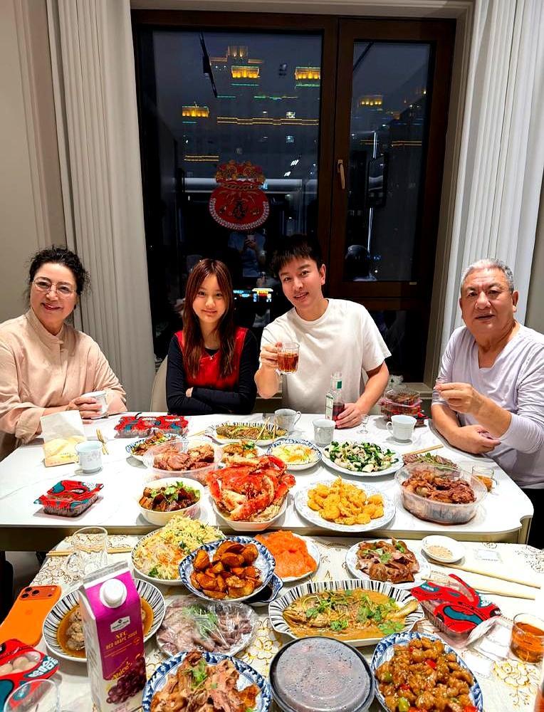 老爸直播间日入千万，12岁女儿却因1万块压岁钱，被骂到注销账号。
 
“嫉妒了吗