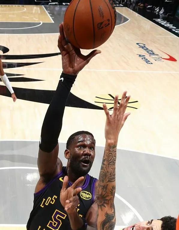 顿宝好湖人就顺
他对湖人队的作用还是很重要的
对顿饱还是要降低期待，不要把他当成