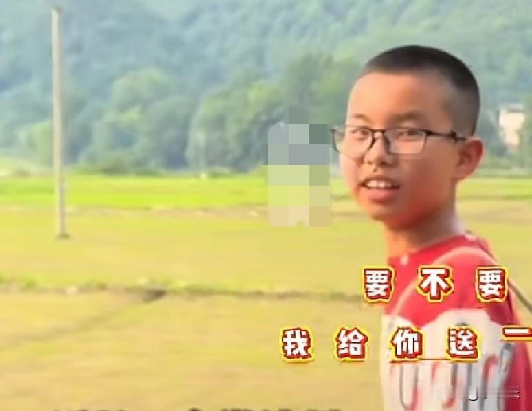 近日，安徽池州，一乡间小路上，一个小男孩拉着板车带爷爷去看病，爷爷是腿疼，走不了