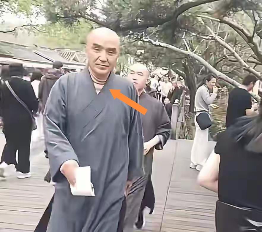 演员，都是演员，为了混口饭吃而已，不必当真。敲一天钟，领一天工钱。只不过，他们确