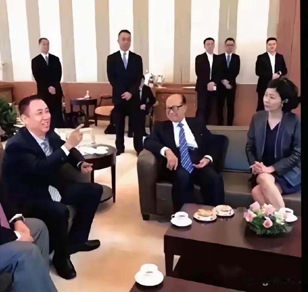 家印：我讲几句哈！
老李：洗耳恭听
家印：房地产的辉煌才刚刚开始呀
老李：嗯嗯