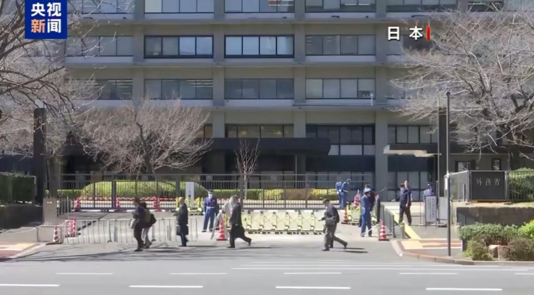 日本自卫队人员闯入中国驻日大使馆事件，中方已提出强烈抗议，目前无人员伤亡报告。