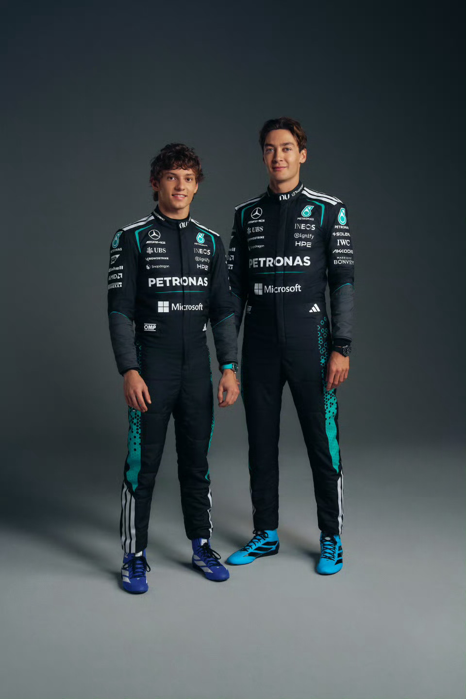 拉塞尔与安东内利2026赛季定妆照F1F1 梅赛德斯发布W17赛车涂装 2026