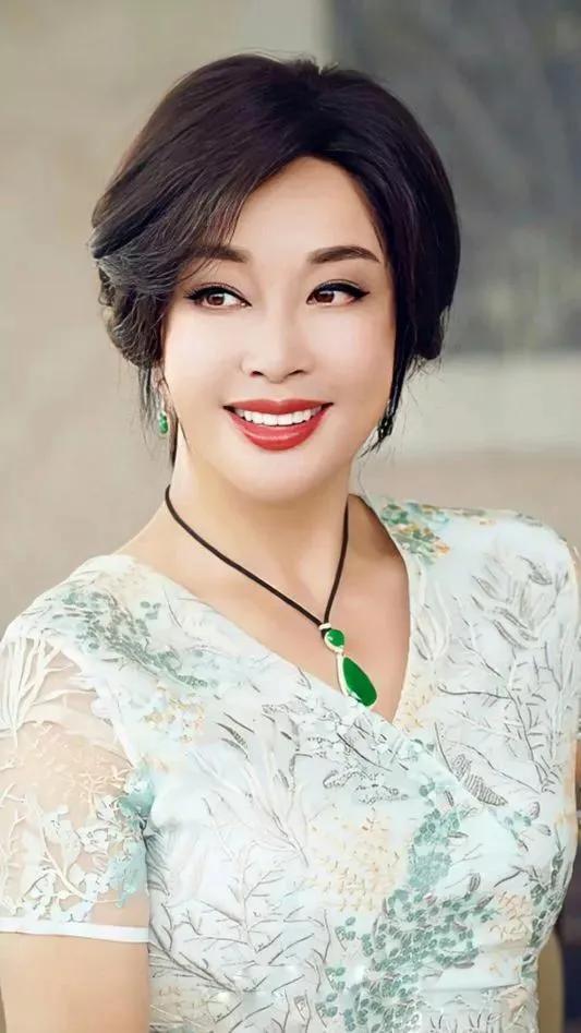 演员，梁天说，晓庆老师，我应该叫她姑姑，葛优站这儿也得叫姑姑，因为她辈分比较大，