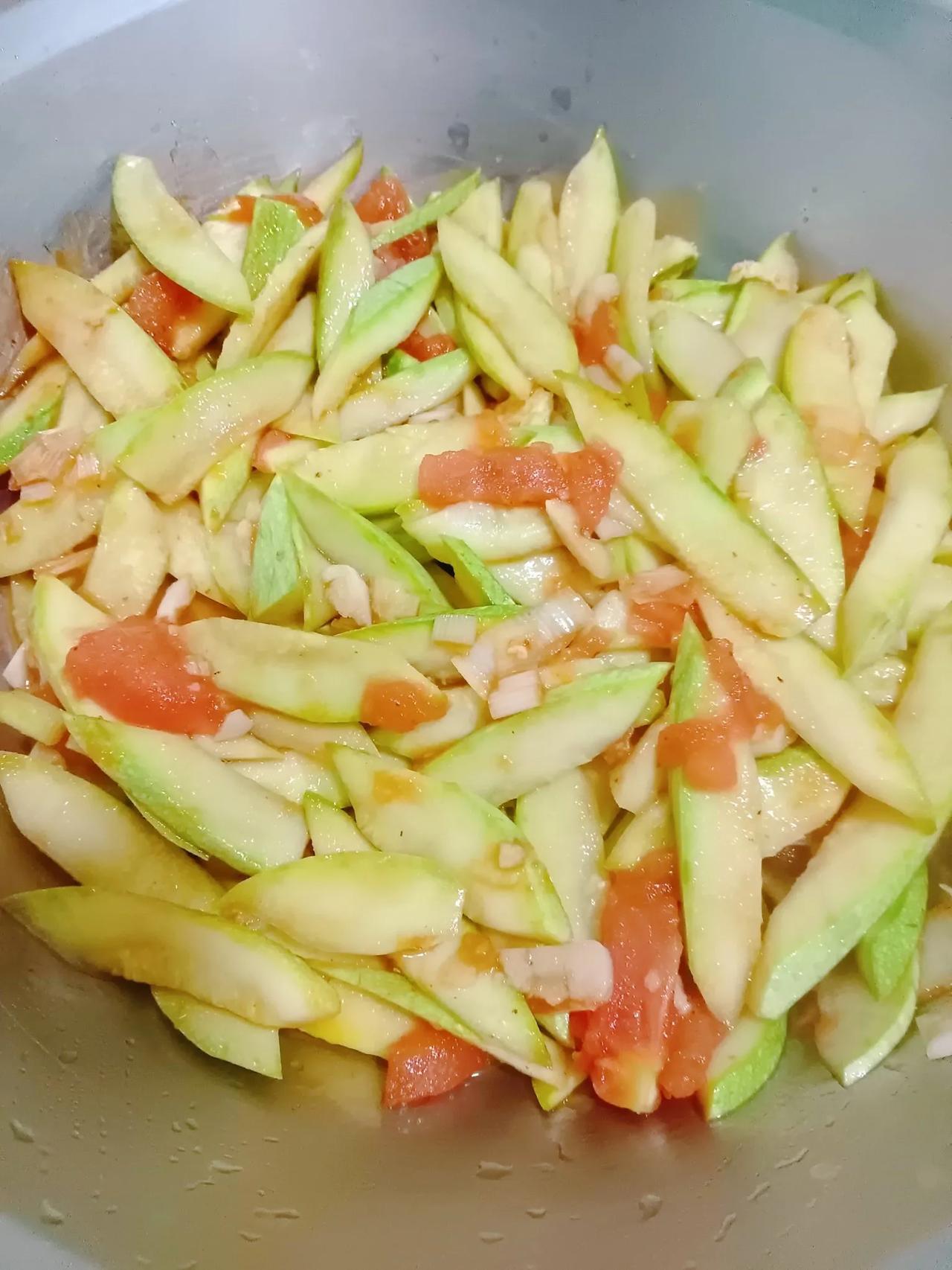 夏季快捷菜＿西红柿炒笋瓜，简单、快捷、营养。