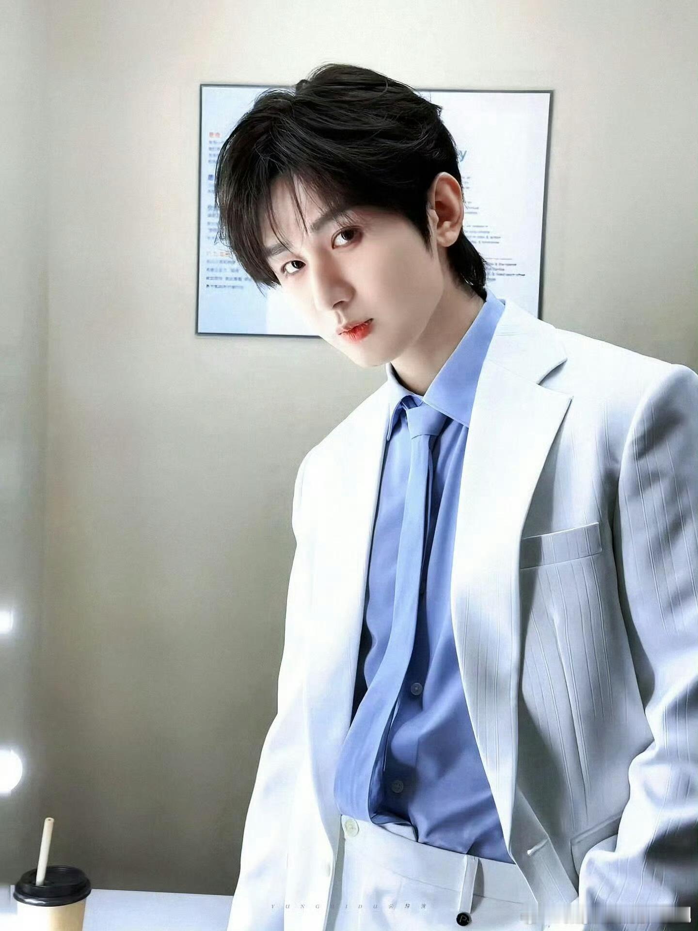 成毅今日直播状态太好了😀，帅出新高度