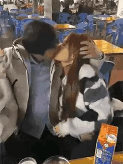 这三个人是什么关系？大庭广众之下也太张扬了，有违道德。