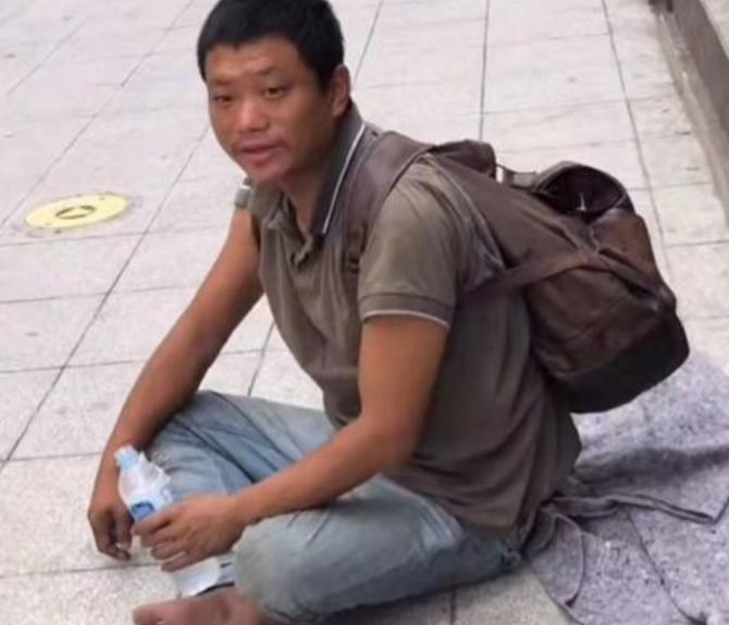“我不配回中国，没脸见人！”四川老夫妻苦寻儿子，他却在巴西流浪。让人心碎的一幕。