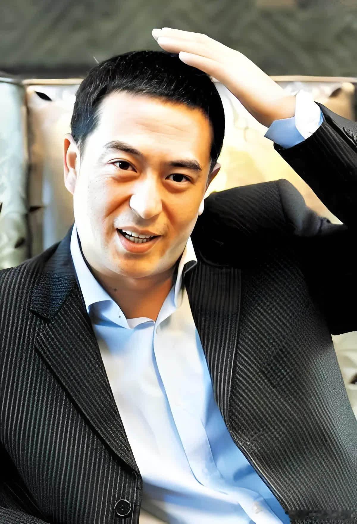 张嘉译30岁那年，怀揣3万块到北京寻梦，开始只能住在地下室。后来，老同学骗他说2