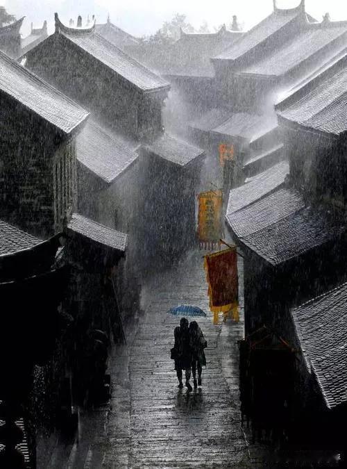 上联：满城风雨道泥泞；
下联：？？？