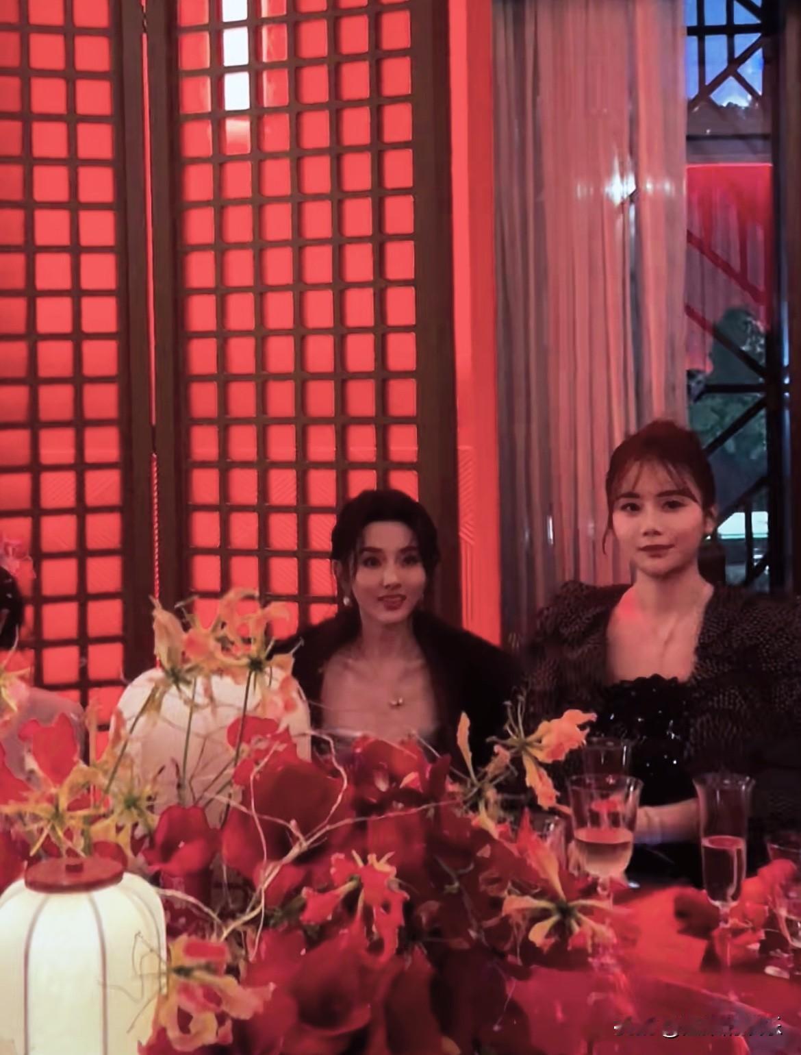 整个晚会都在点头迎笑脸，不知是网红还是消费者，宋祖儿被要求合照时，全程笑脸相对，