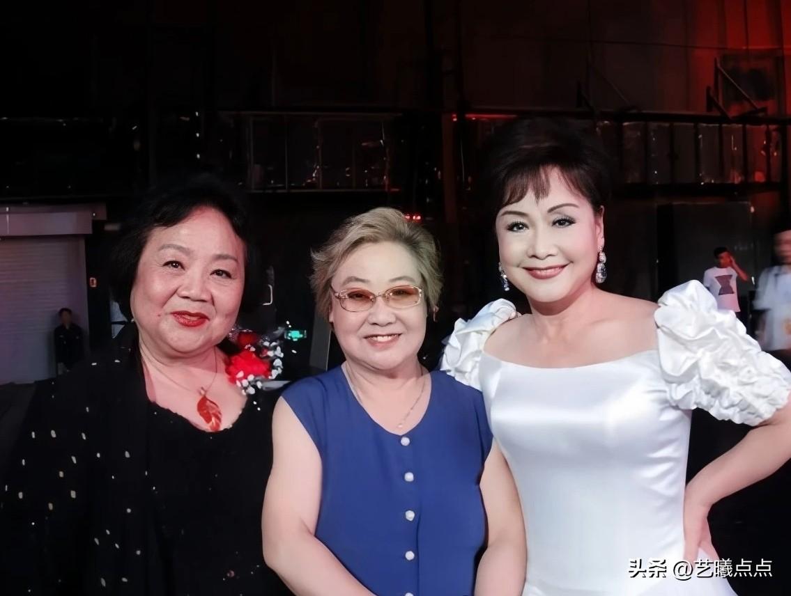 三位歌唱家面带微笑同框合影，太温馨了。
她们唱红的经典歌曲太多了，如果要选她们各