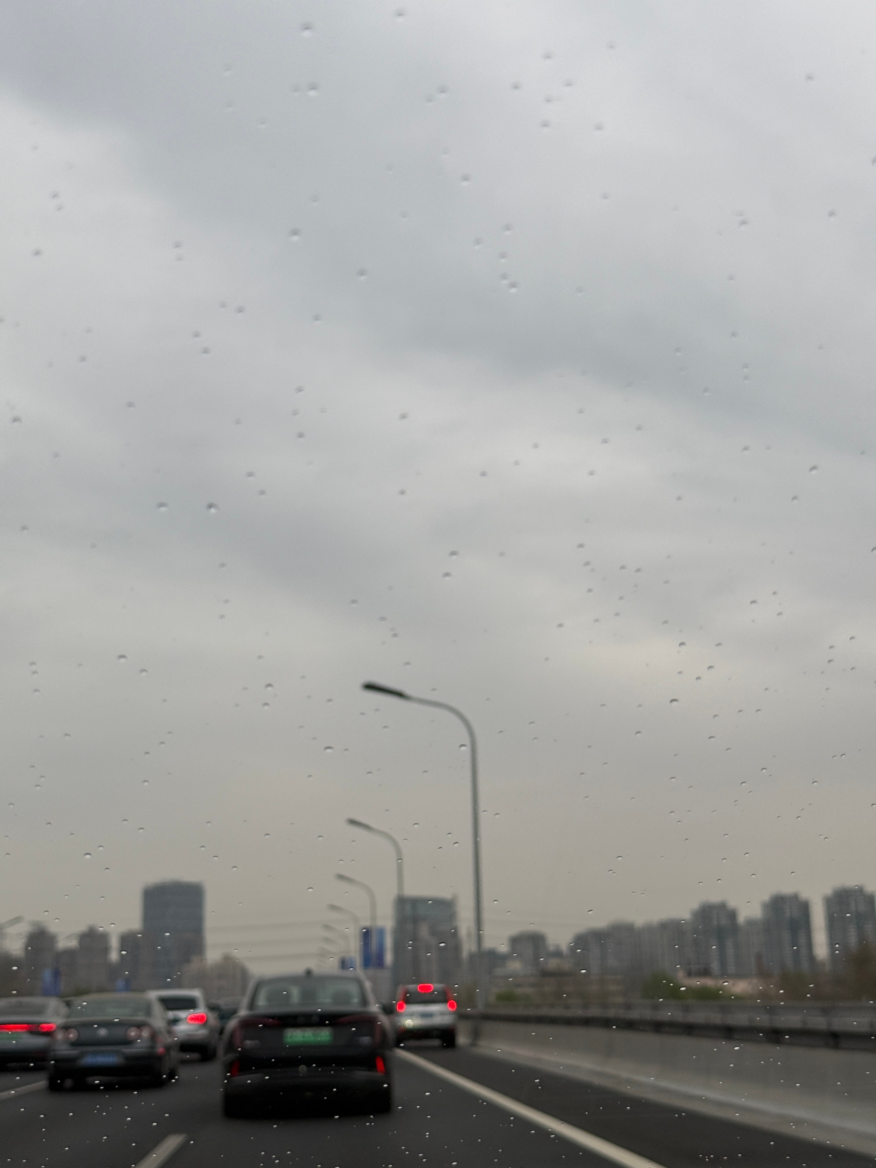 昨天刚洗的车今天就下雨，我确定昨天是看了天气预报一周晴天才洗的魔咒哇早安卷妹的唠