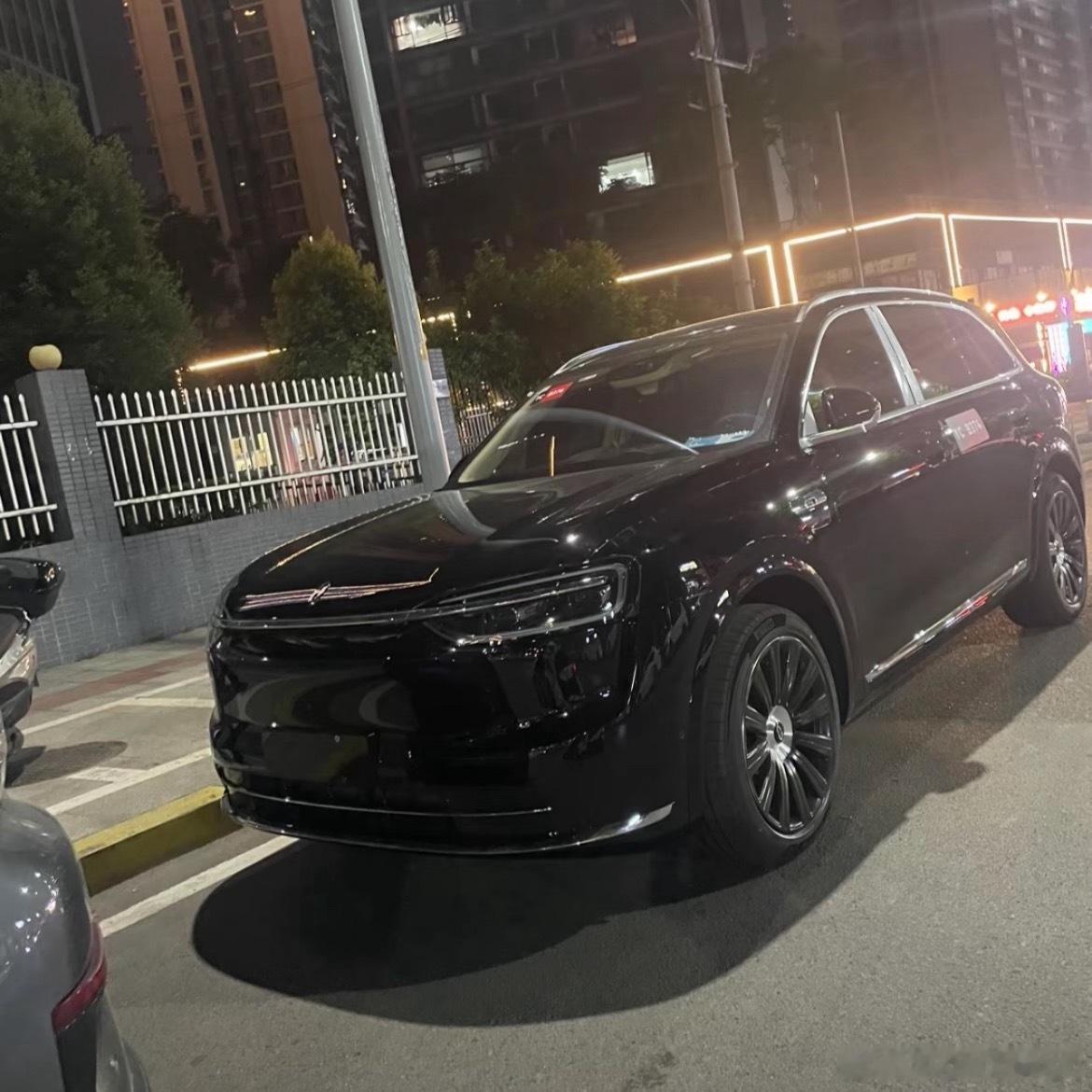 问界新M7黑色版本无伪装实车[哆啦A梦吃惊]够闪的啊[二哈] ​​​