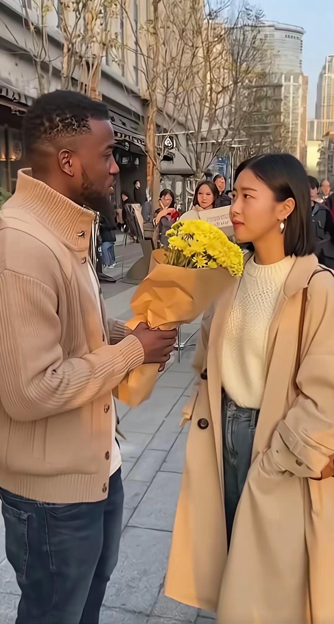街上一个异国男子手捧鲜花表白，女孩一句“男人守国门，女人守血脉”，直接让人破防！