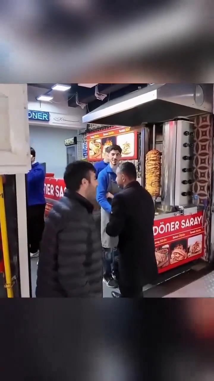 很多人问我像我这样该怎么拿水？这样直接拿。好牛逼。