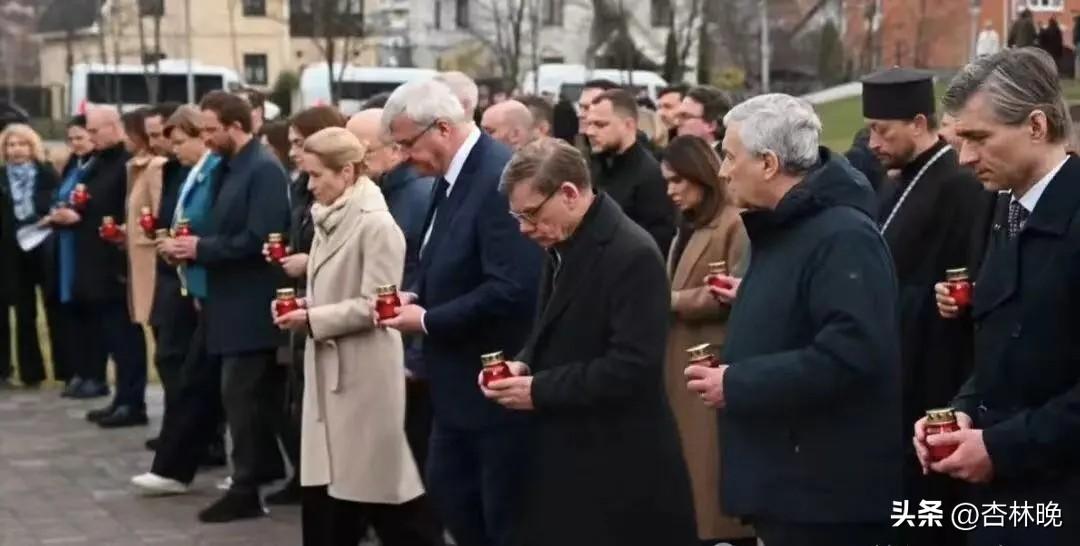 3月31日是布查惨案纪念日。

欧盟多国外长访问基辅，向遇难者献上鲜花寄托哀思。