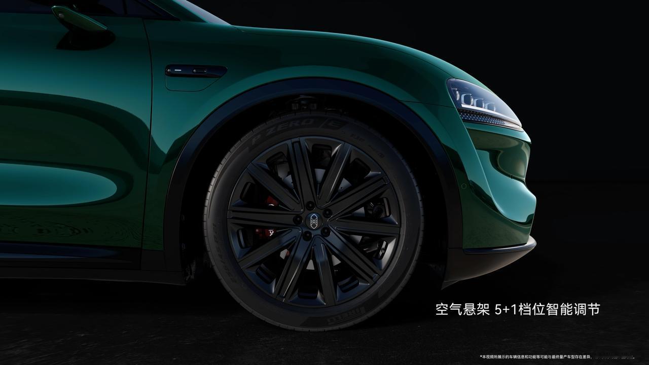 从被动应对到主动干预，智界R7让底盘“会思考”
传统底盘讲究“扎实”，而智界R7