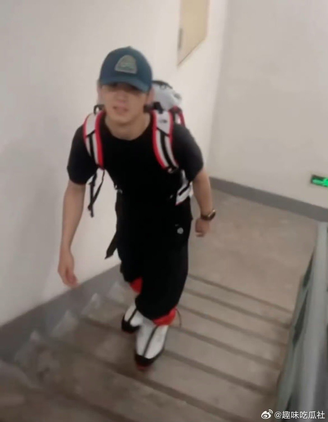 姚琛直播爬300层楼梯谁被姚琛的毅力震撼到了！直播挑战三百层楼梯咬牙坚持，自律刻