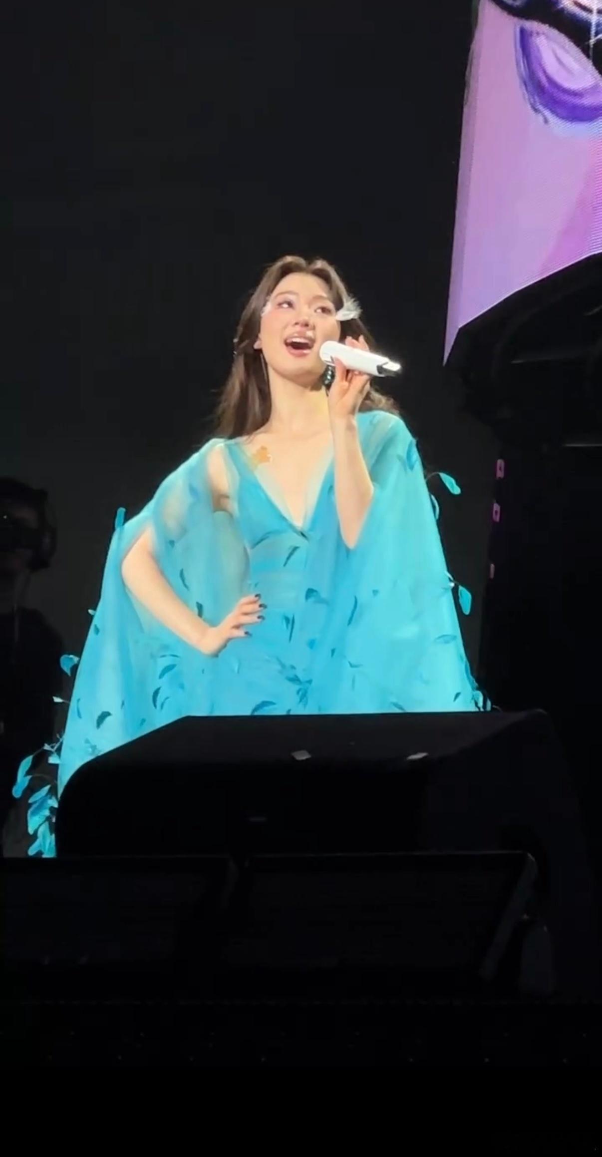 单依纯叉个腰就把高音唱上去了  单依纯叉个腰就把高音唱上去了呀，今晚这场演唱会已