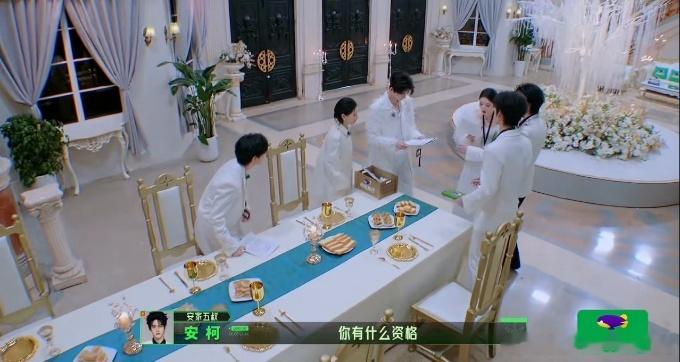 周柯宇嚣张不过一秒周柯宇问张凌赫有什么资格 周柯宇错把推探当保安，还质问人家凭什