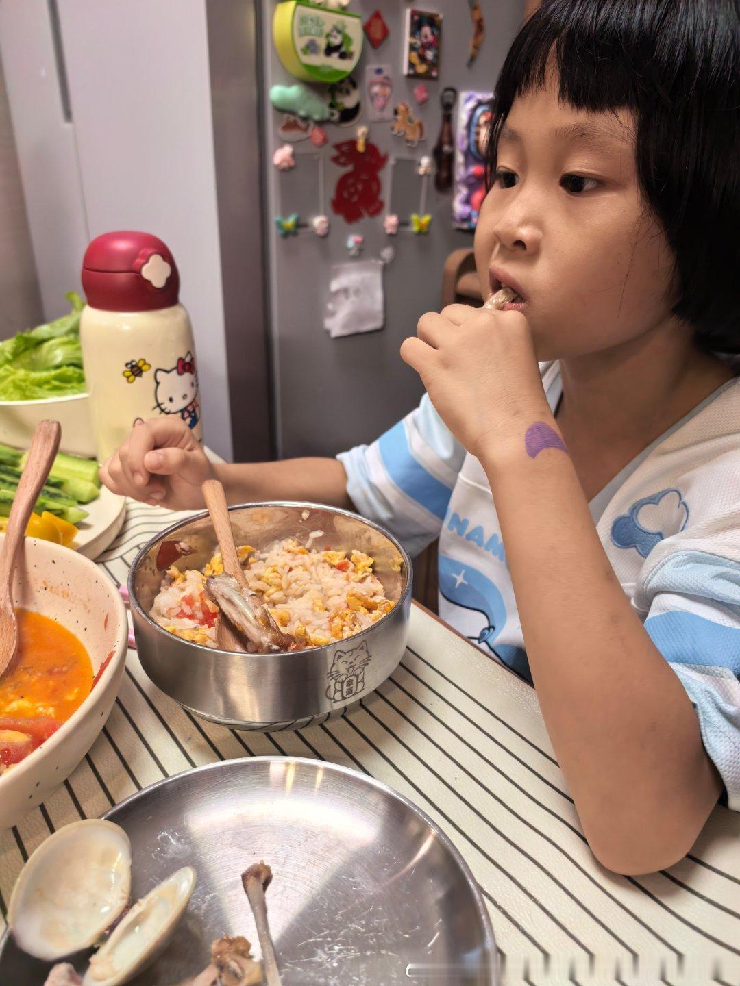 夏天吃丝瓜花蛤汤很清凉解暑 午饭要积极