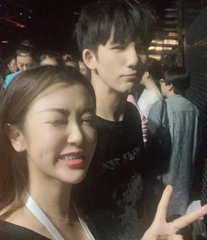 啊 这是大张伟？！本人这么帅？？？是很早期的照片吗？ 