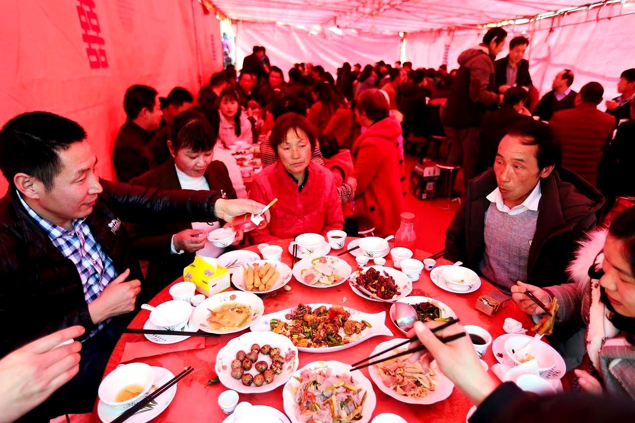十一一到，县城酒店慌了，婚宴打到八折还卖不动。
数据也凉：2026年上半年327
