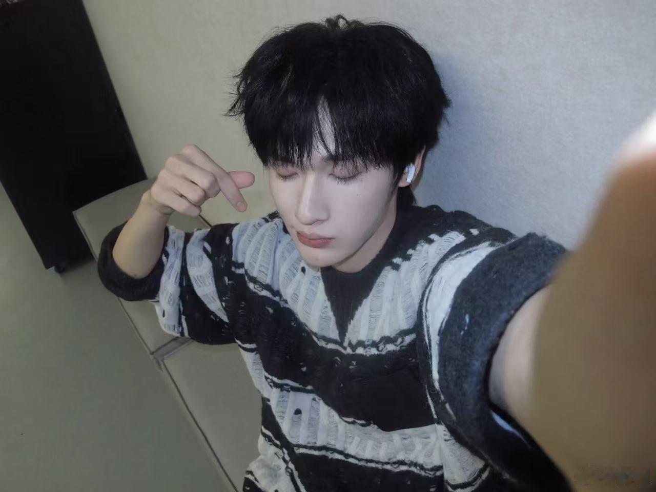 余宇涵跟时代峰峻签了十多年 其实这也挺好，余宇涵一直在进步，他的努力会让他走得更