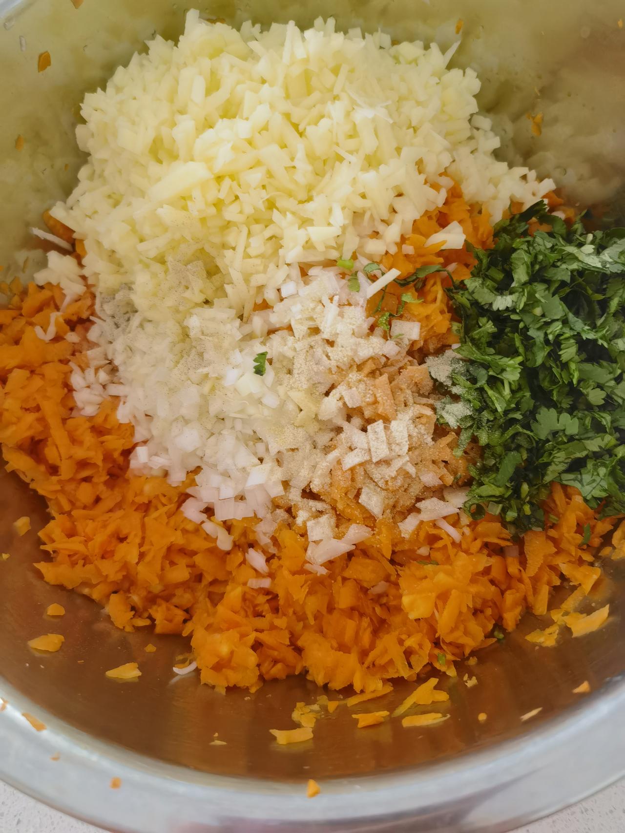 自己家做的年夜饭（1）炸素丸子
为了过年炸东西，特意买了一桶花生油，胡萝卜🥕素