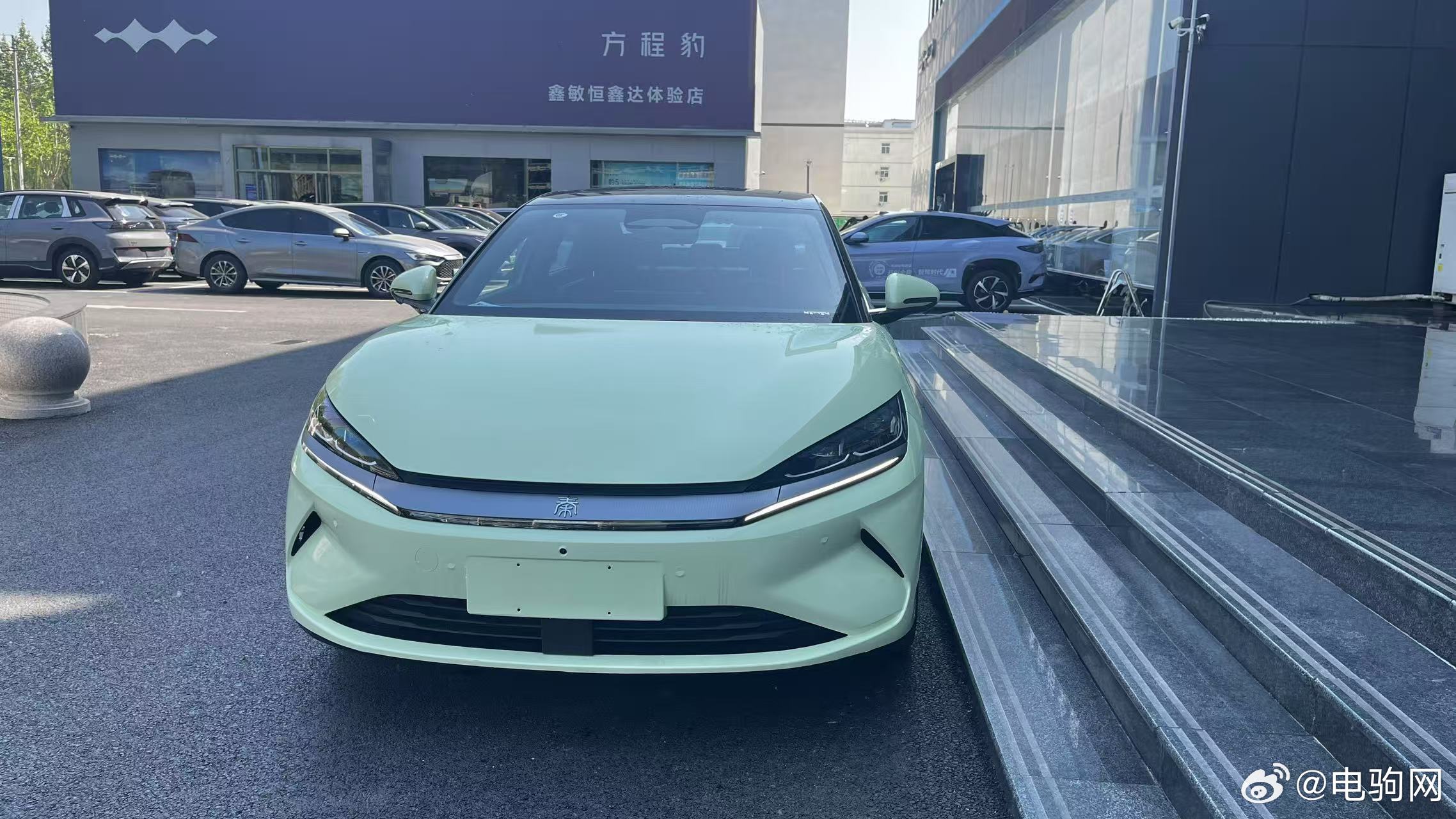 秦L EV改色版——薄荷绿，这颜色真的好适合小姐姐，清爽有生机。比亚迪秦l比亚迪