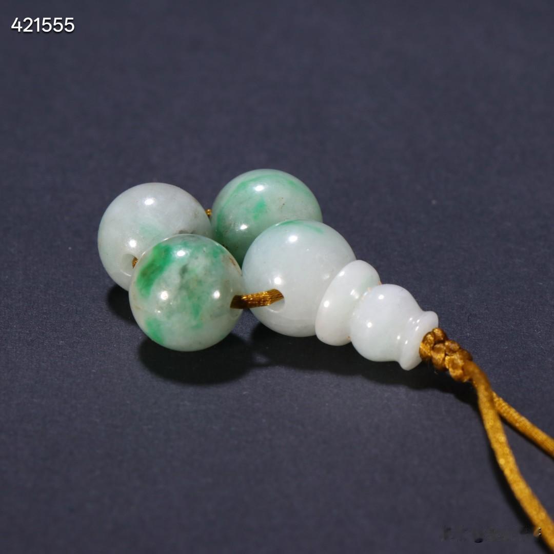 清代 老翡翠隔珠三通。
规格-珠径1.3cm 重15.9g
