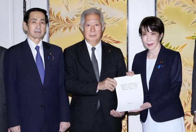 不知道从什么时候起，日本那层“温良恭俭让”的画皮已经被撕裂。天皇罕见发飙，女首相