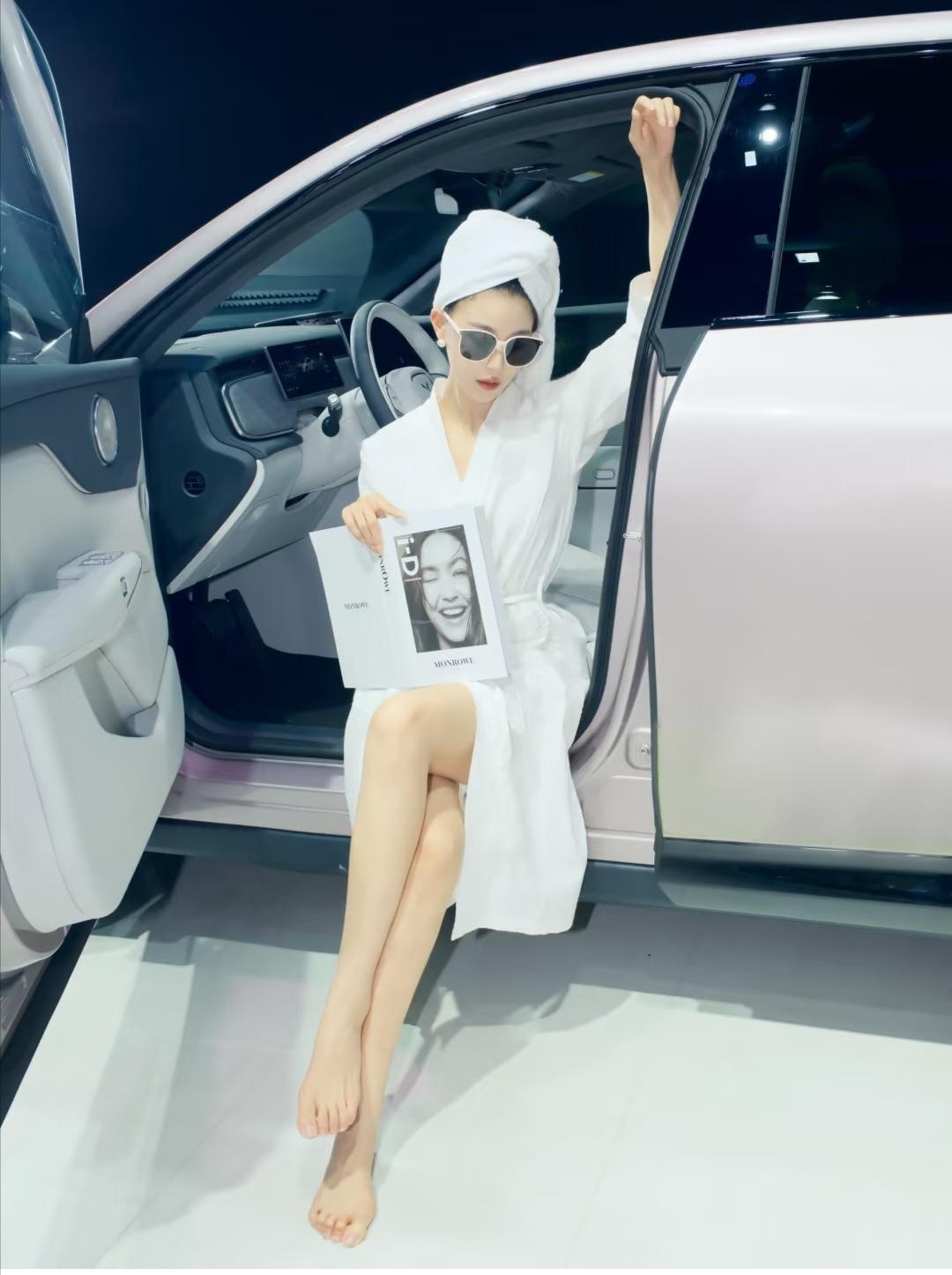 穿浴袍本来是松弛感，可脚趾头为什么这么紧张呢？