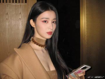 王楚然吃面面受轻伤  王楚然这吃面的样子也太可爱了，几次到嘴边又放下 