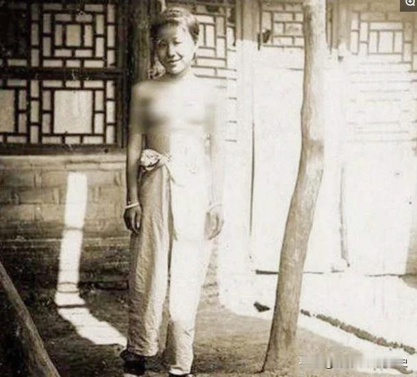 这是1900年，八国联军攻破北京城后，一名清朝贵族小姐在被西洋兵凌辱之后，又被要
