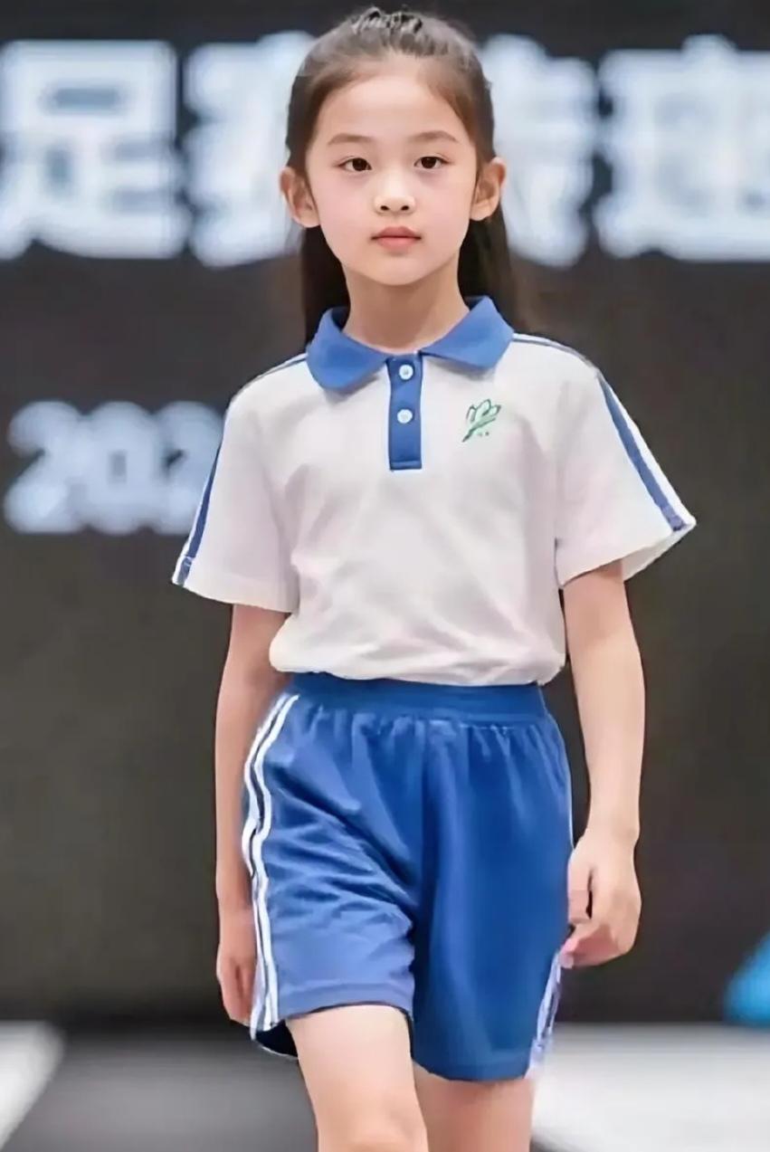 最美校服，
不是颜色，也不是款式，
听完深圳友友的解释，我才知道“最美”最亲切的