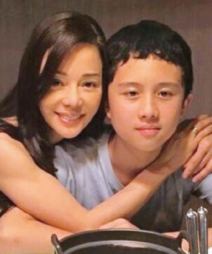 畸形的爱到底有多可怕？台湾女星狄莺，坚持母乳喂养12年，与儿子同床15年，就连儿