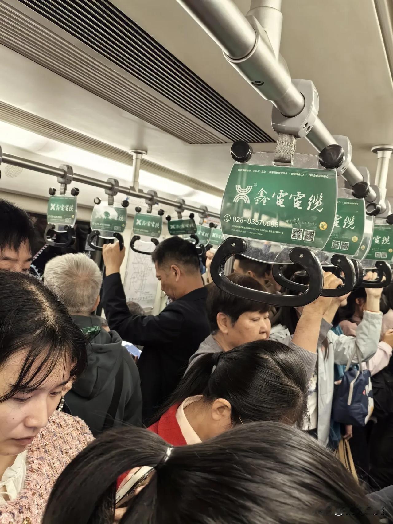 辛苦的挤地铁上班人