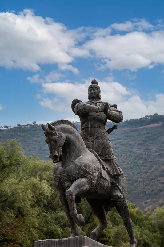 我生活在甘肃这片土地，这里曾是冠军侯霍去病征战天下之处，我怀着崇敬之心，膜拜这位