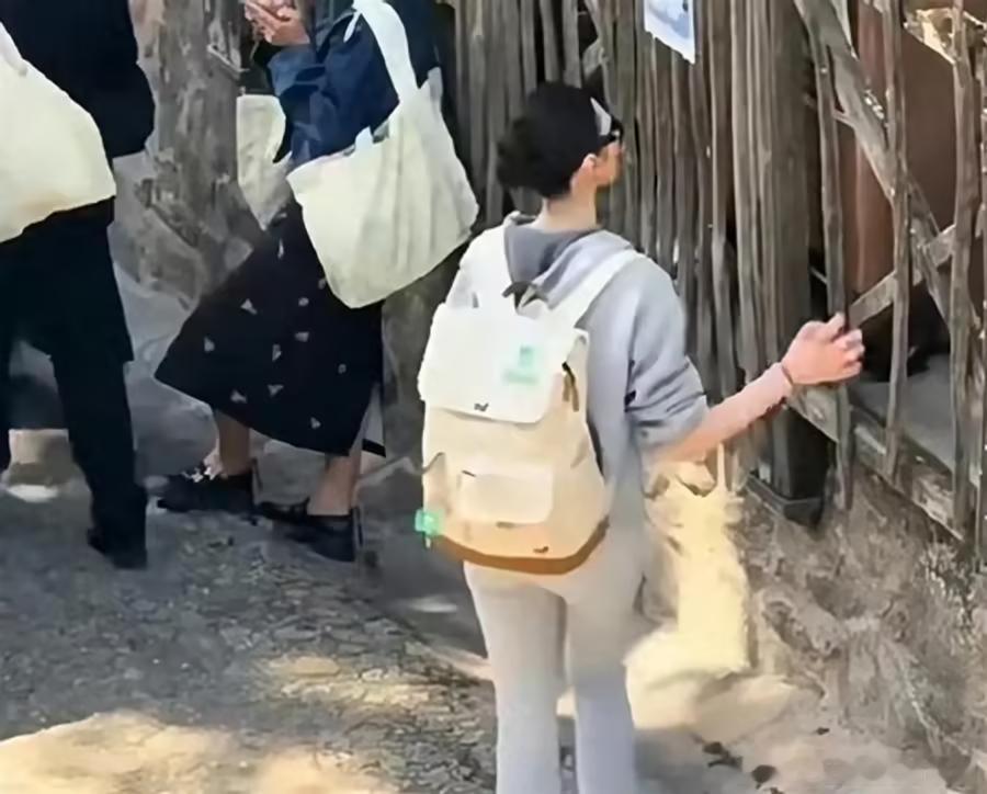 奚梦瑶婚礼结束自己背包就走了，松弛感满满，素颜白的发光