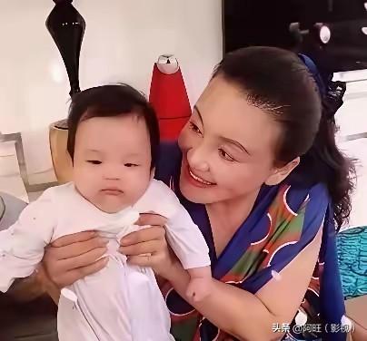 兰姐抱着小汪宝整整三小时舍不得松手的画面流出后，引来不少争议，很多网友直言兰姐太