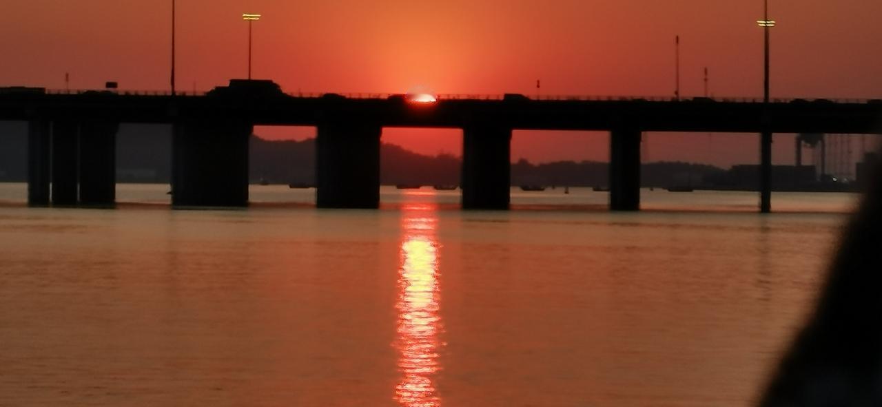 炒股是这样不让利润回撤的。
股票挣钱了很高兴，但是只要没有装口袋里都是浮云。
股