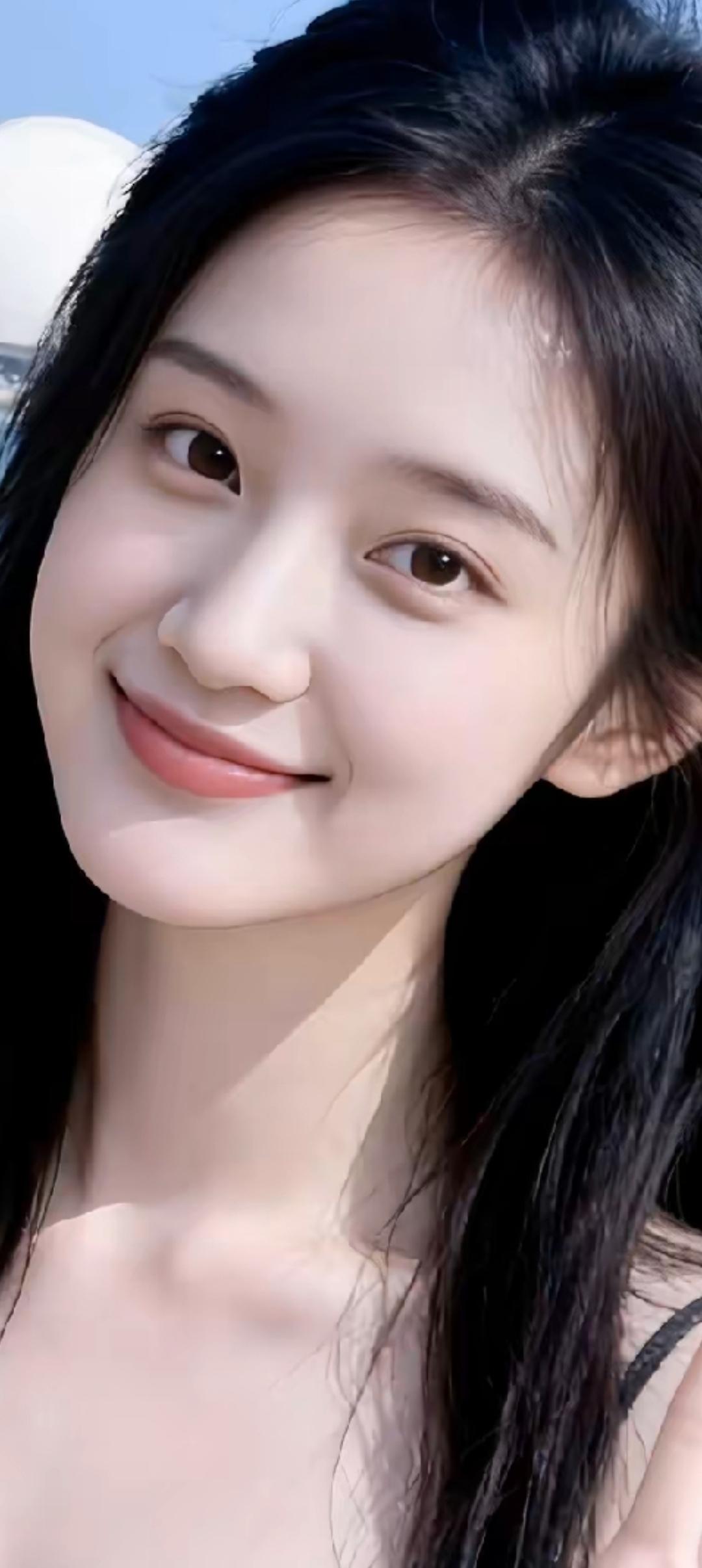 阳光明媚的午后，微笑的少女与蓝天白云相伴。