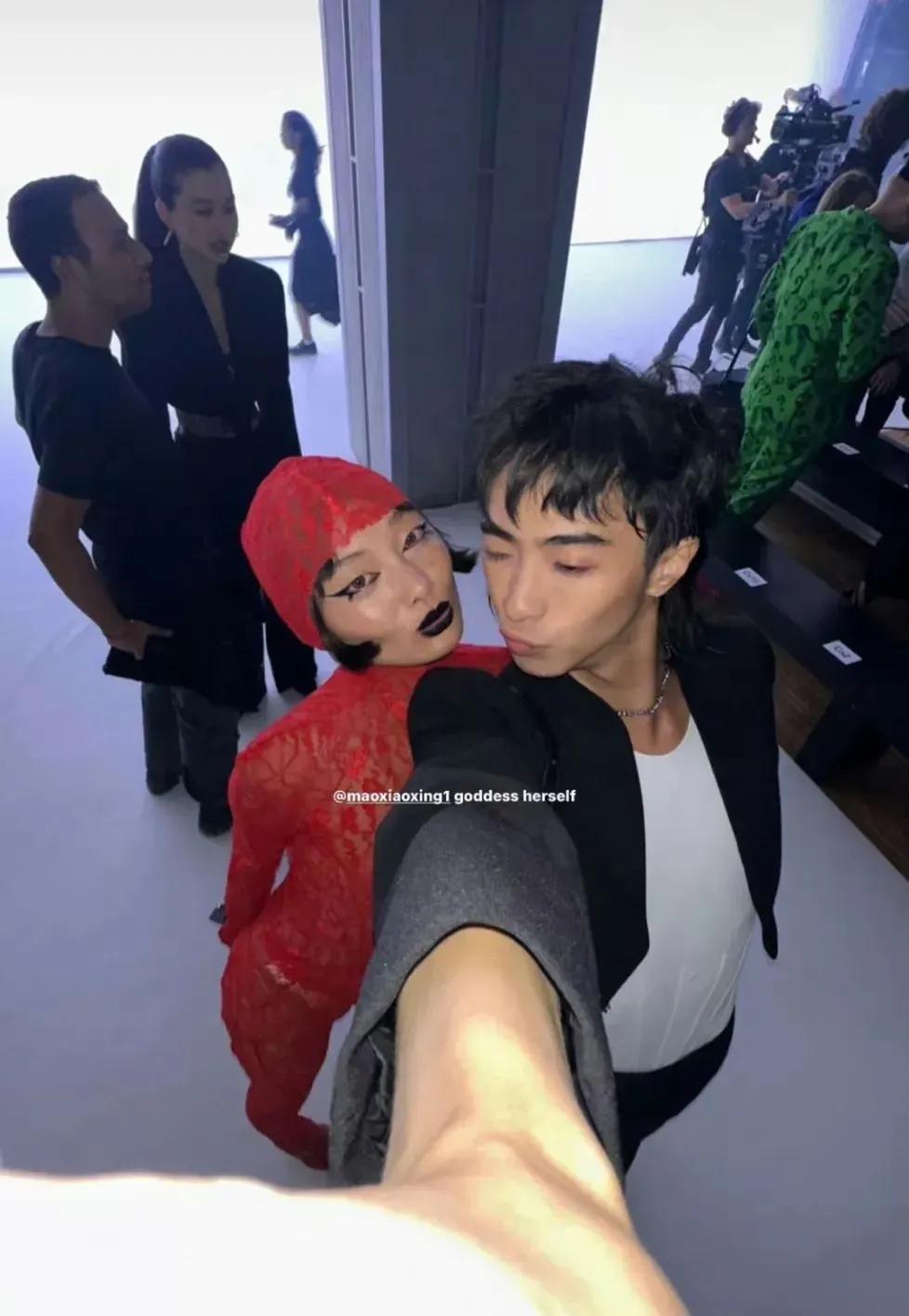 #妙笔生花创作挑战#伊能静儿子哈利穿露背装裙子参加时装周！

近日，伊能静儿子哈